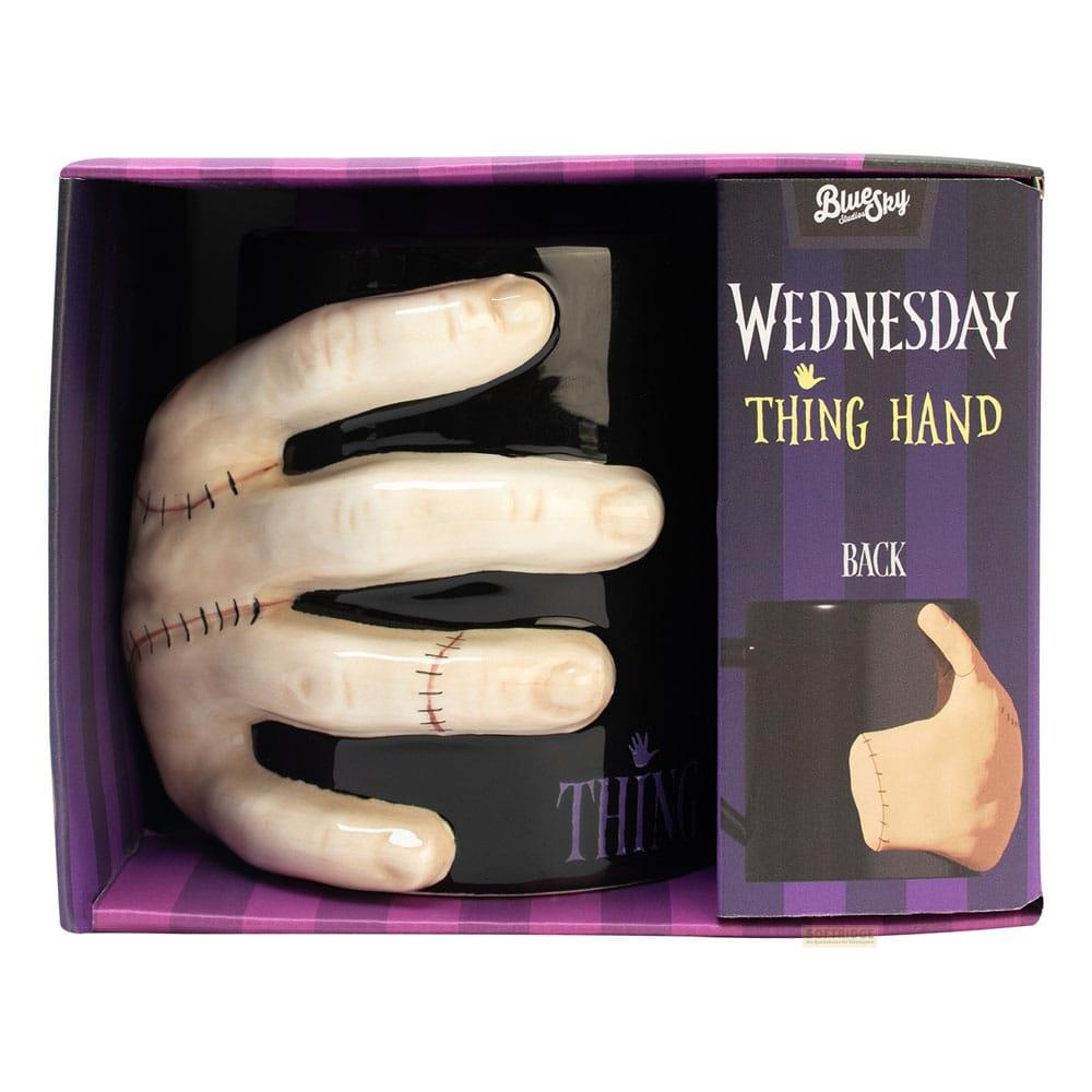 Schwarze Tasse mit einem stilisierten, hellen "Ding"-Handgriff und "Wednesday Thing Hand"-Aufdruck.