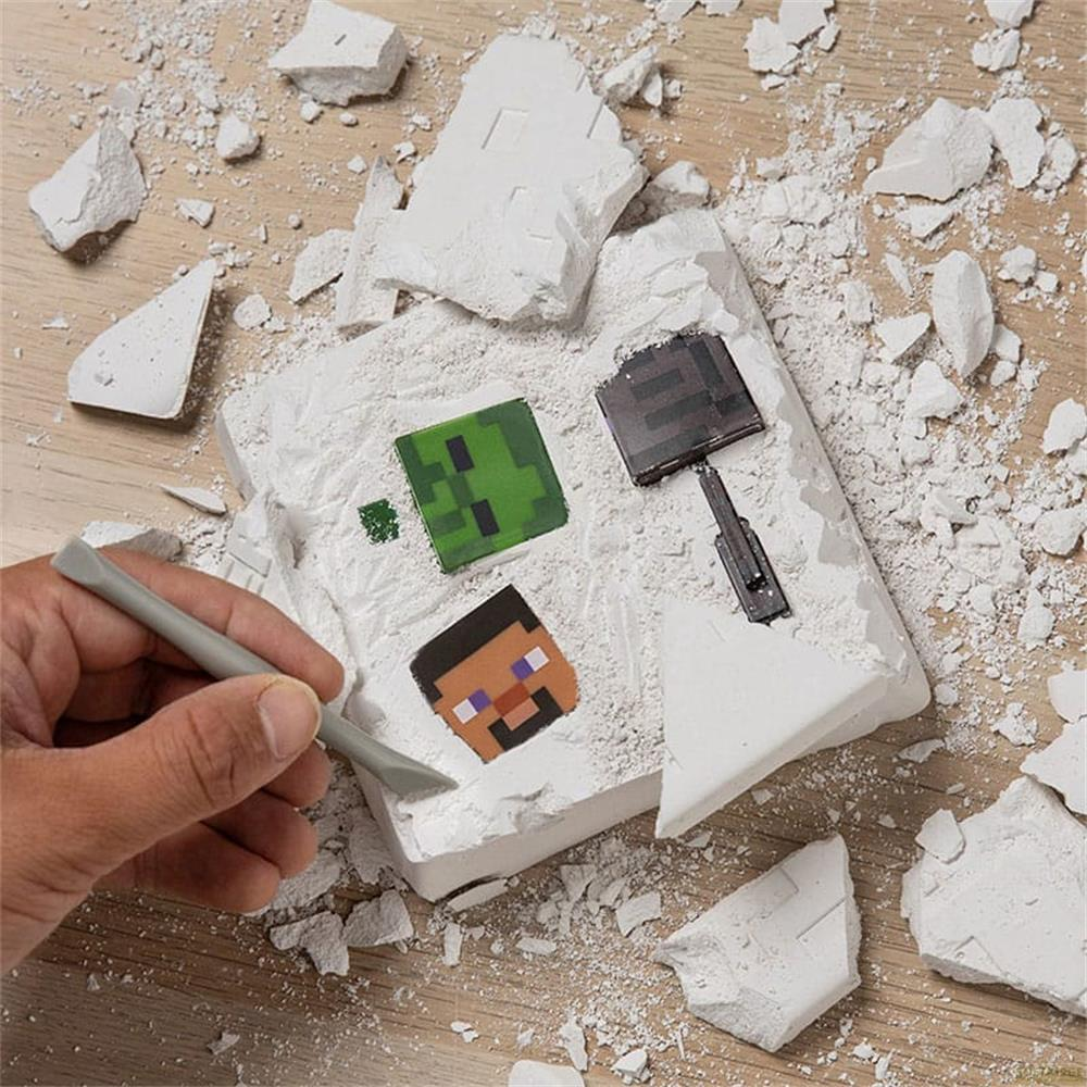 Ein Werkzeug gräbt Minecraft-Charaktere aus Gips.