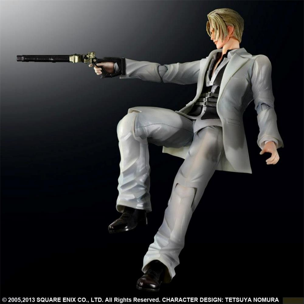 Una figura tiene una pistola in un abito grigio, sfondo nero.