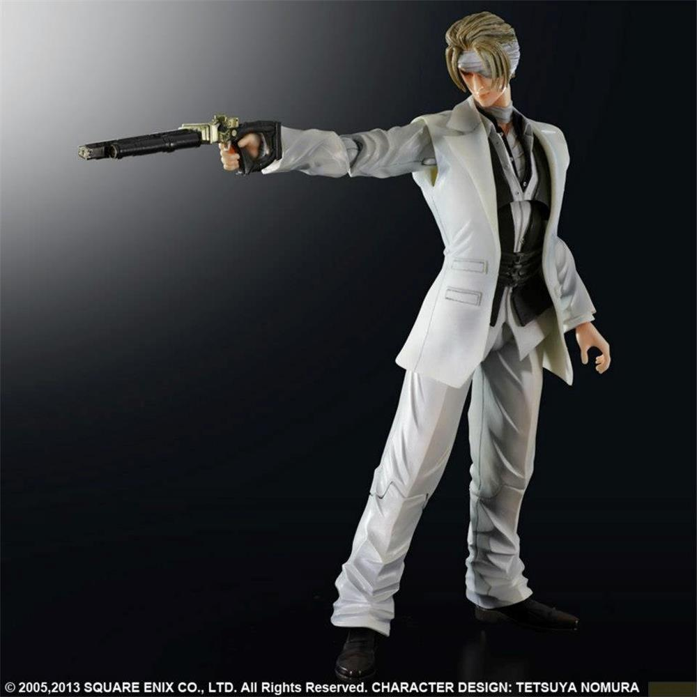 Una figura in completo bianco tiene una pistola, con una benda sugli occhi.