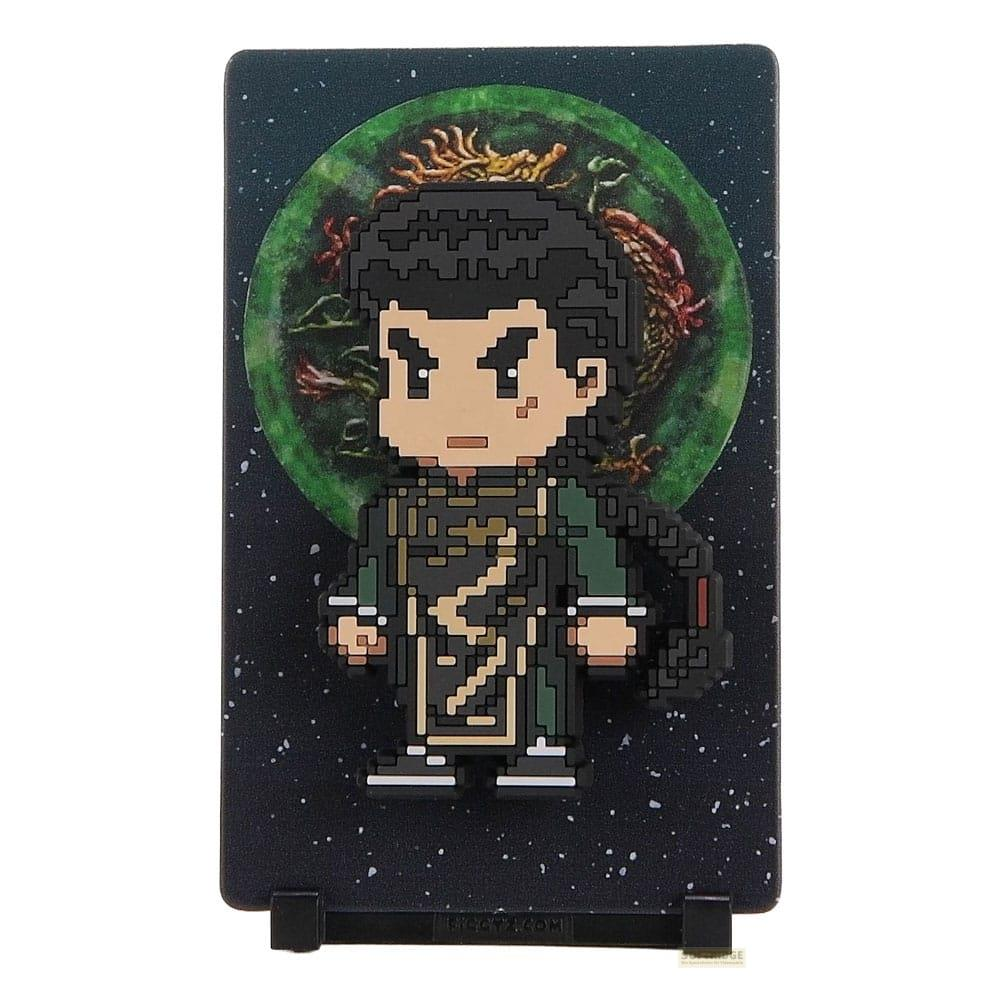 Pixel-Figur eines Mannes in grüner Kleidung mit Drachenhintergrund.