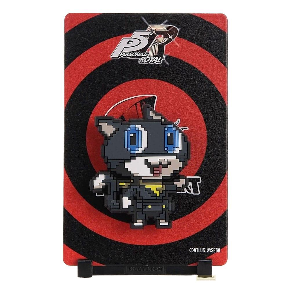 Pixeliger Katzencharakter mit Persona 5 Royal Logo auf rotem Zielhintergrund.