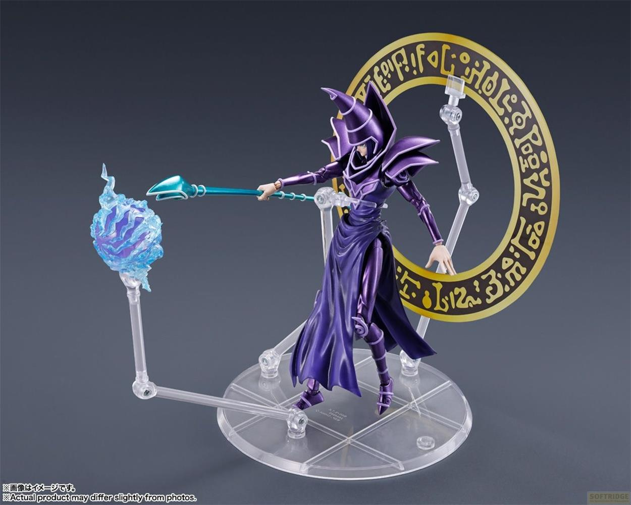 Una figura di mago viola con bastone e fiamme blu su un supporto.