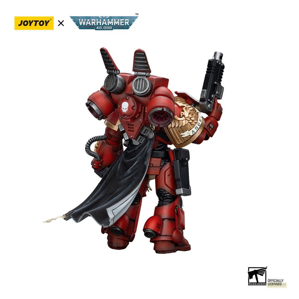 Czerwona figurka space marine z Warhammer 40k z czarną peleryną i pistoletem.