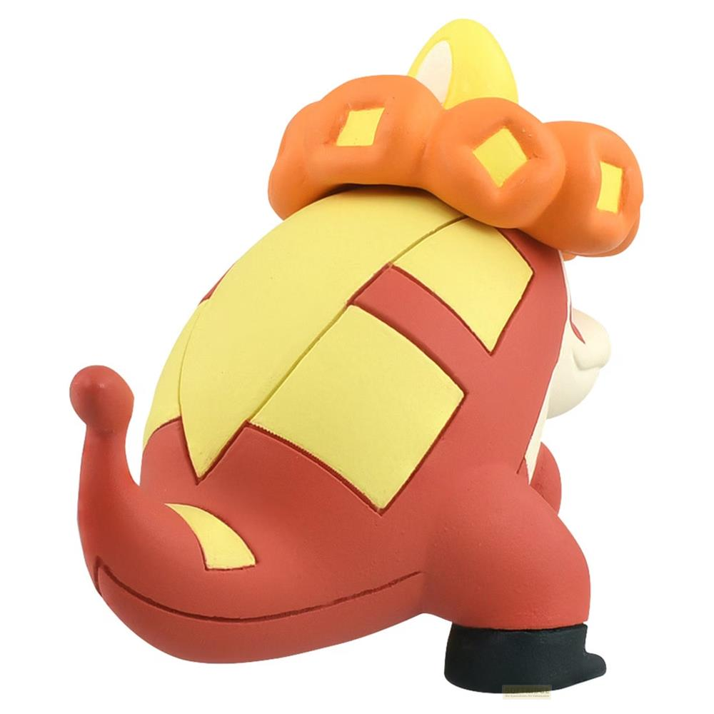 Ein kleiner roter und gelber Pokémon-Figur mit orangefarbenen Haaren und schwarzen Füßen.