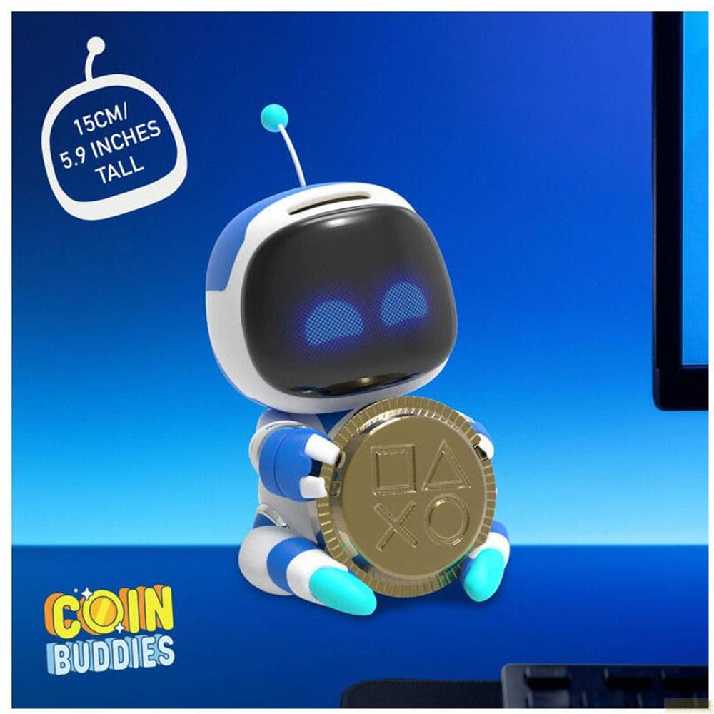 Astro Bot trzyma złotą monetę PlayStation na niebieskim tle.