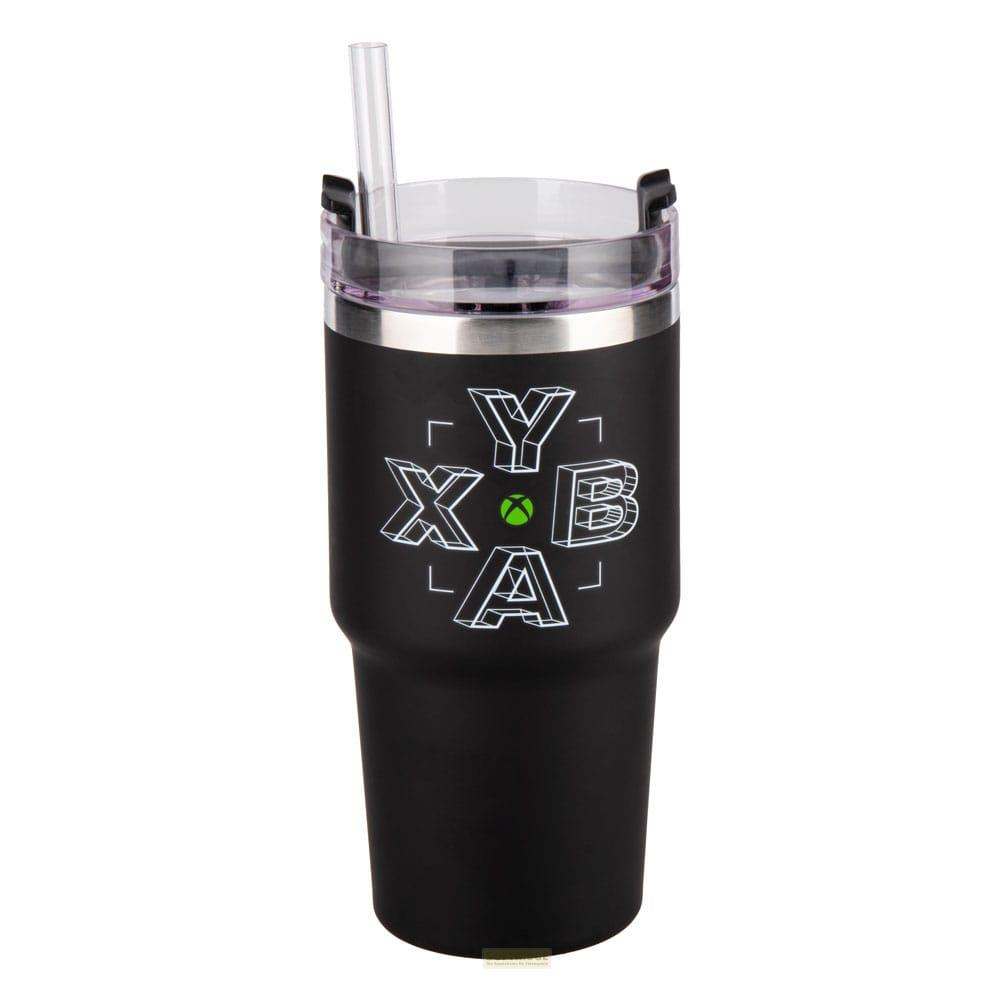 Czarny kubek z symbolami Xbox i słomką.