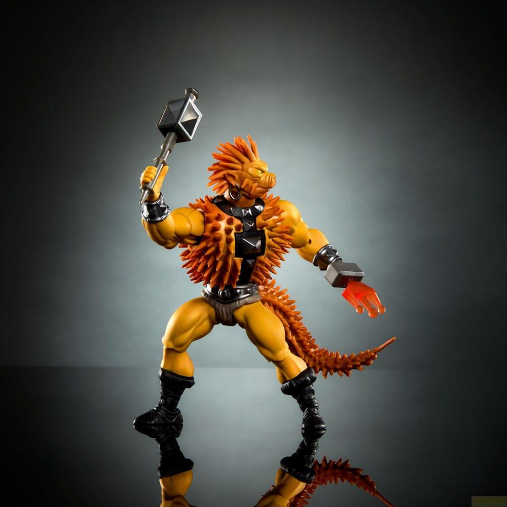 Action figure gialla con spuntoni arancioni, tiene un martello.