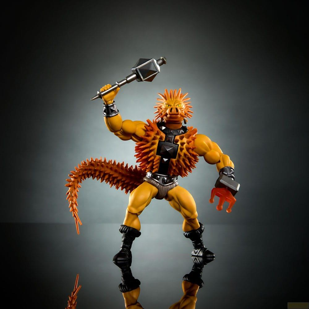 Un action figure giallo con corpo arancione spinoso tiene una mazza.