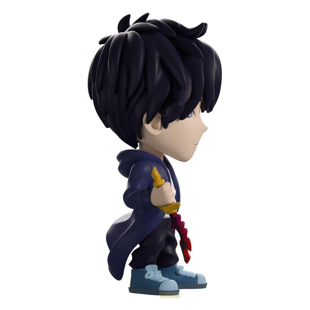 Chibi-Figur eines Jungen mit dunklem Haar, der einen blauen Kapuzenpullover und ein Schwert hält.