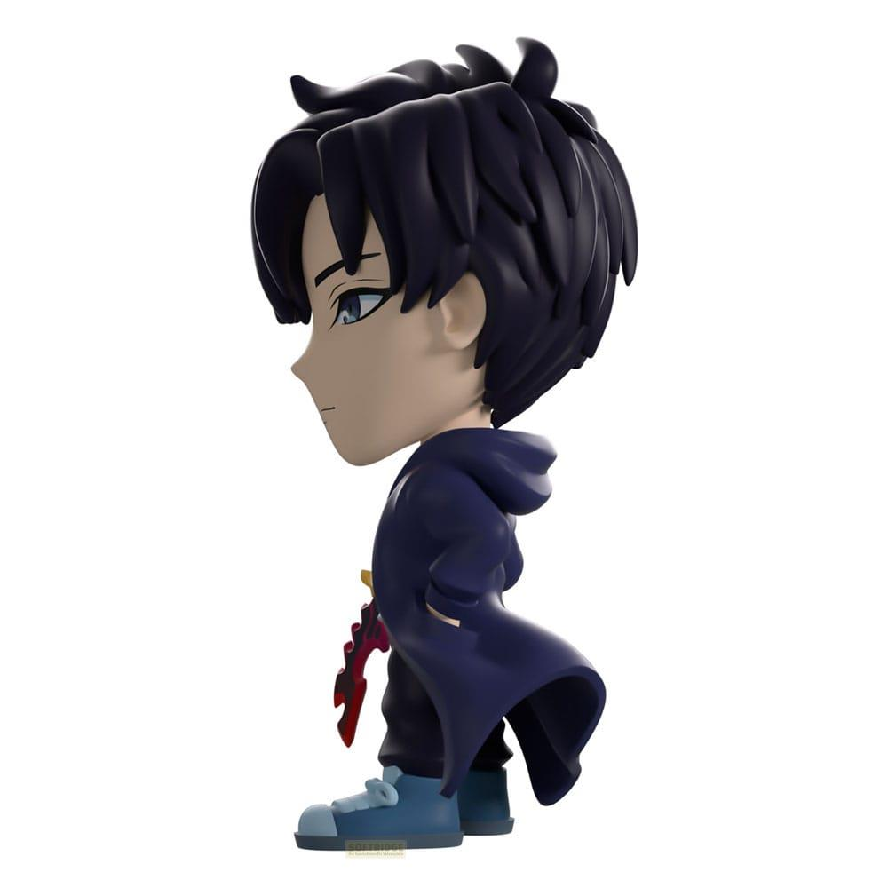 Chibi-Figur eines Jungen mit dunklem Haar, blauen Augen, einem dunklen Kapuzenpullover und einem roten Schwert.