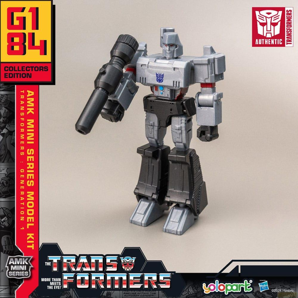 Eine kleine silberne Transformers-Figur von Megatron mit schwarzer Waffe.