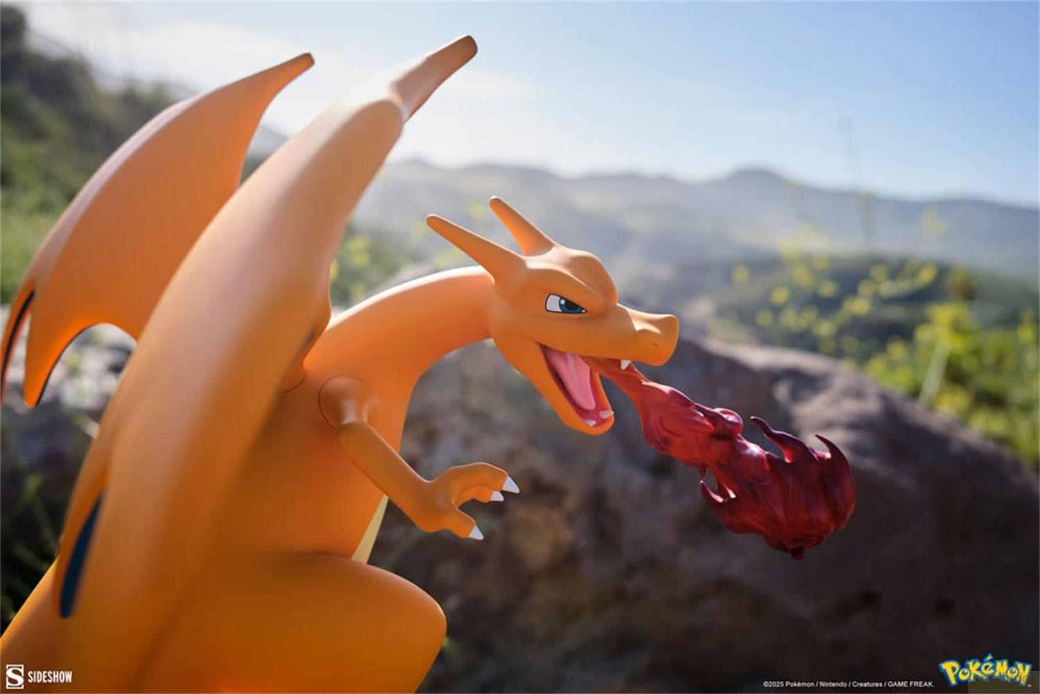 Orange Charizard spuckt Flammen in felsiger Landschaft bei Tag.