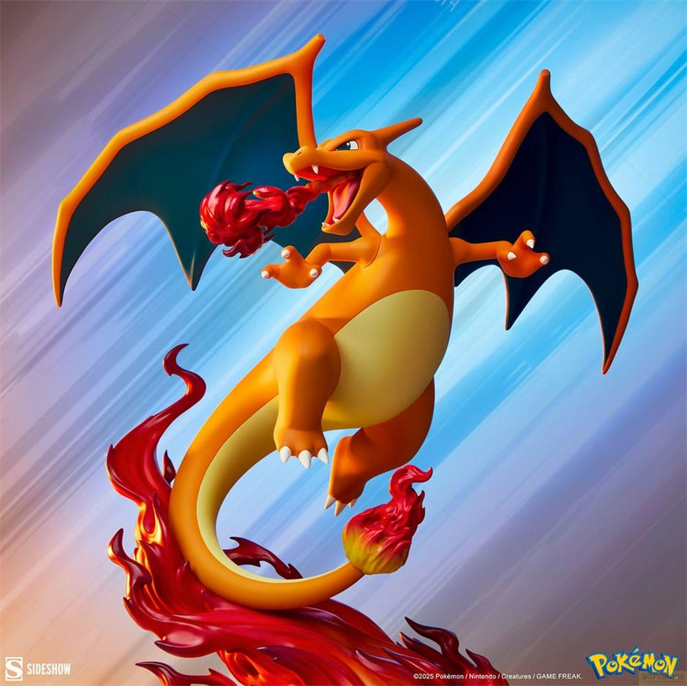 Orange Charizard speit Feuer, auf Flammen stehend, mit blauen und weißen Flügeln.