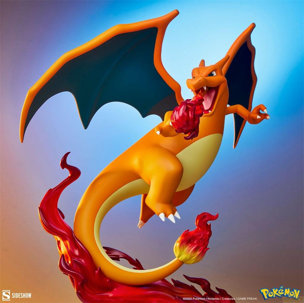 Orange Charizard-Figur springt und speit rote Flammen. Blaue Flügel, rote Flammenbasis.
