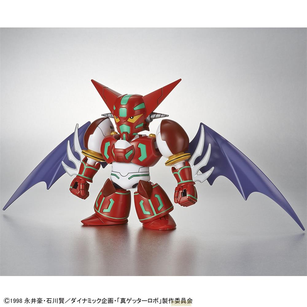 Un robot rouge et vert aux ailes bleues se tient sur fond gris.