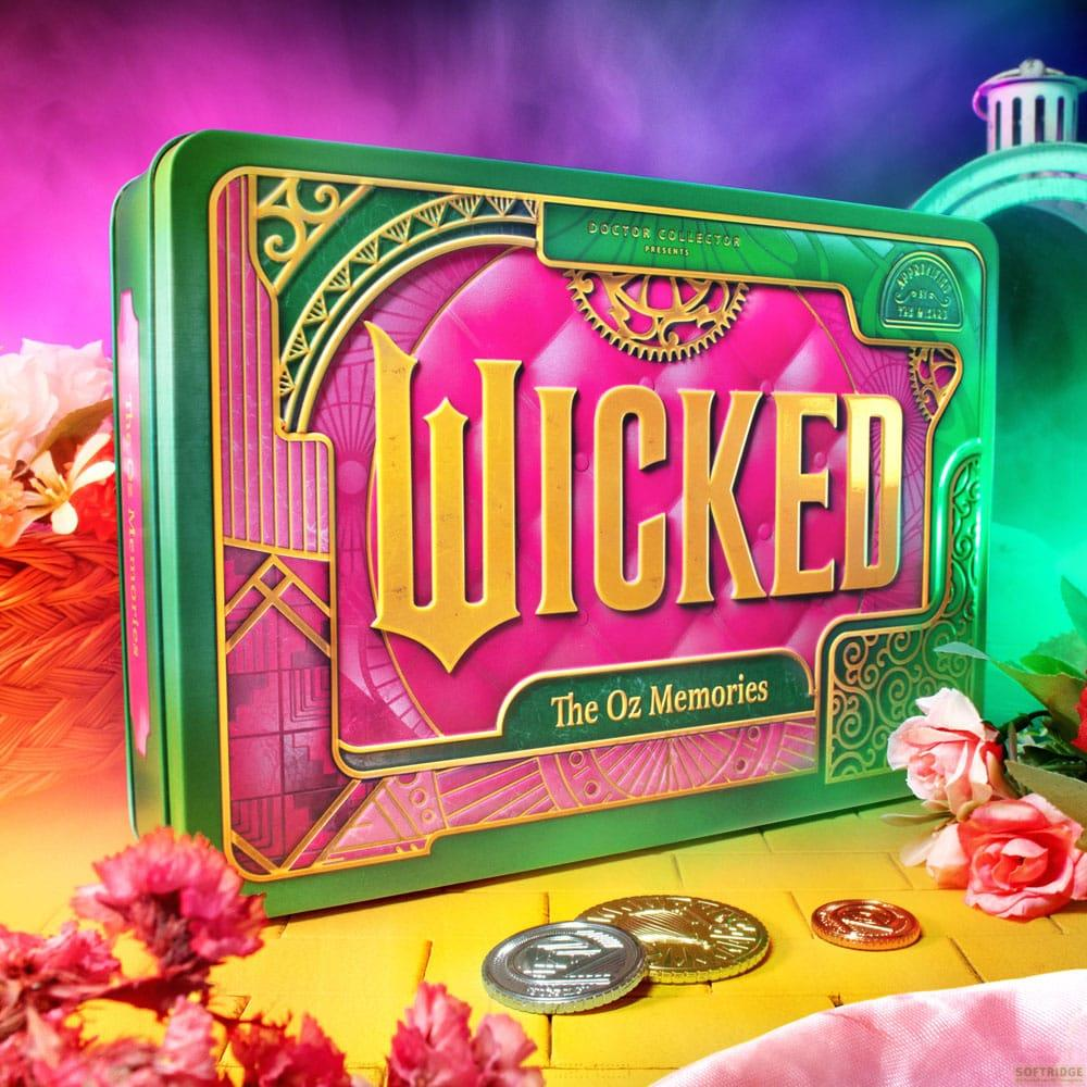 Lata verde con logo "Wicked", fondo rosa y motivos de Oz.