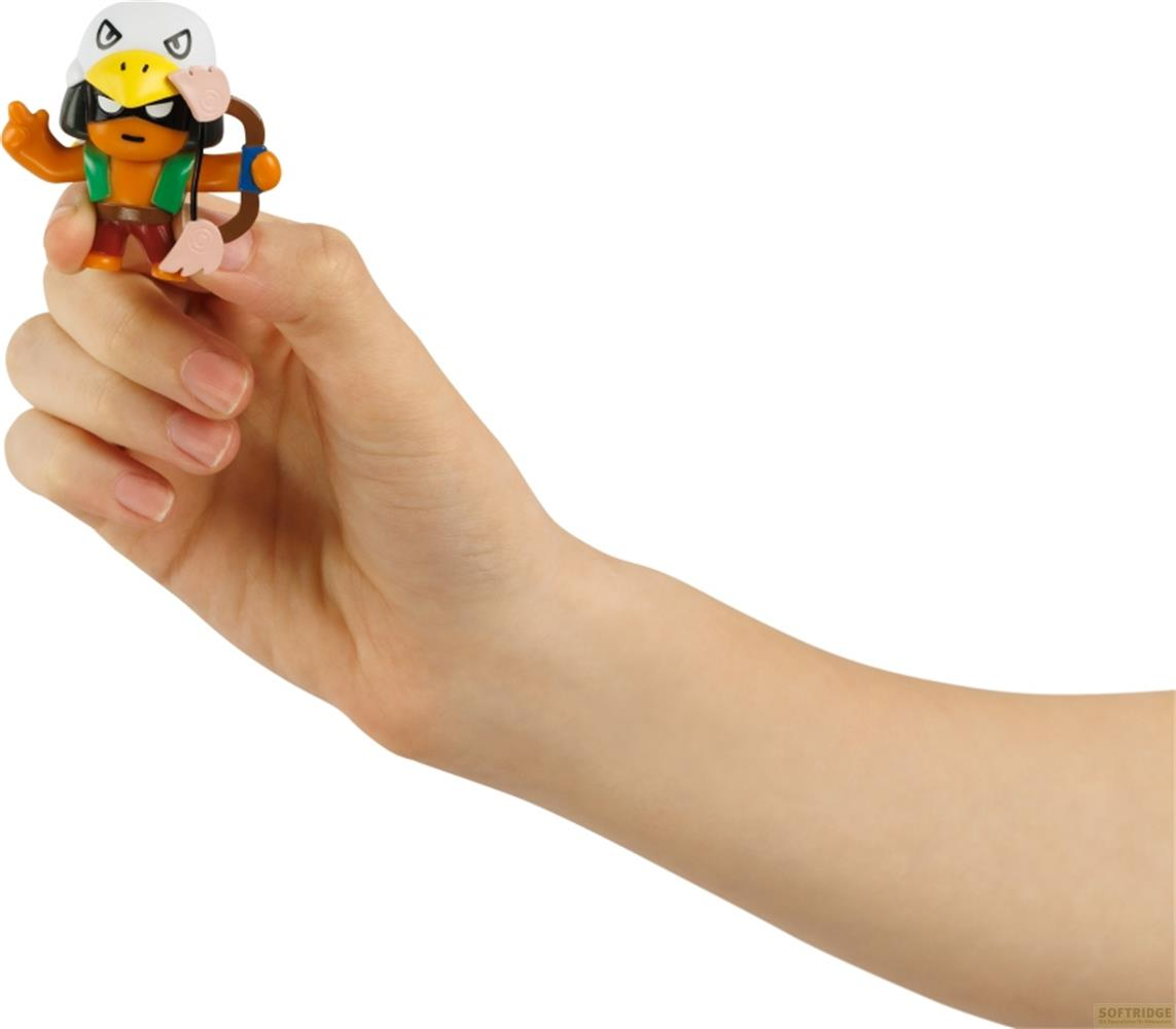 Une main tient une petite figurine avec un arc et des flèches. La figurine porte une coiffe blanche.