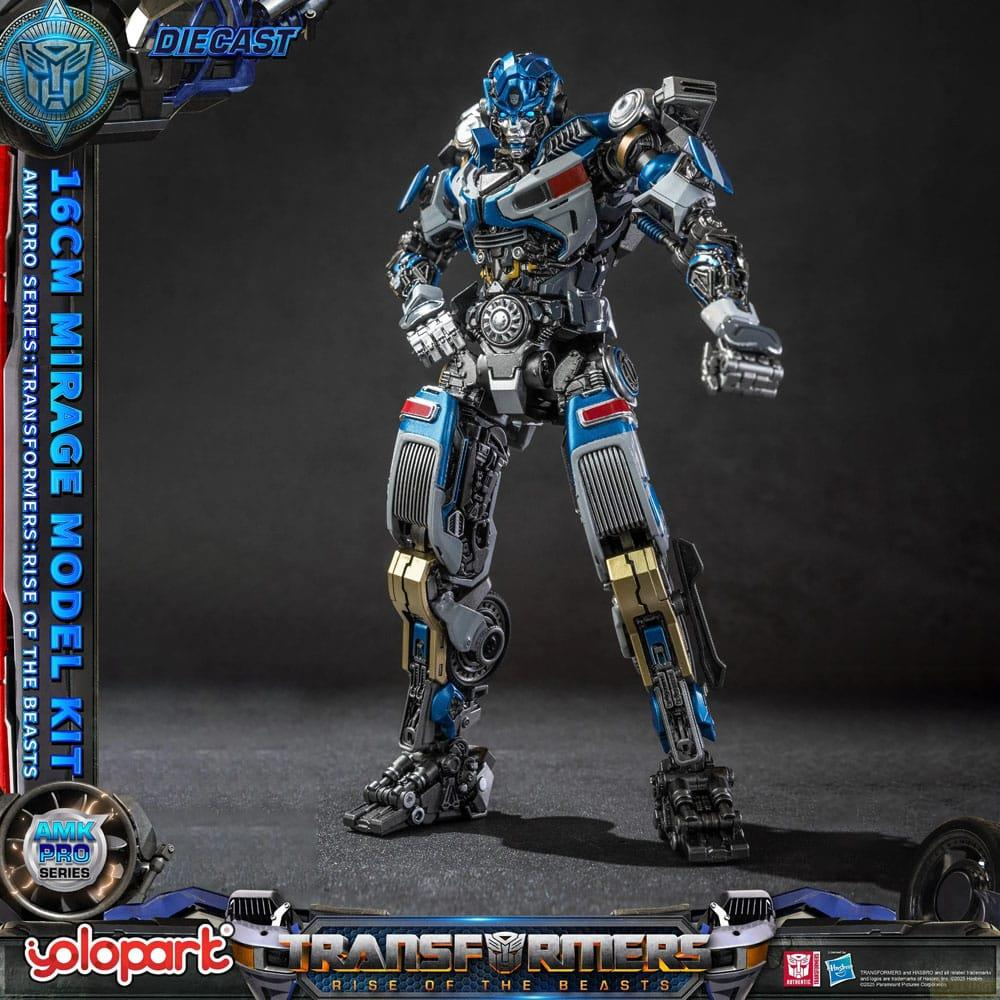 Ein blauer und silberner Transformer-Roboter steht auf einem dunklen Hintergrund.