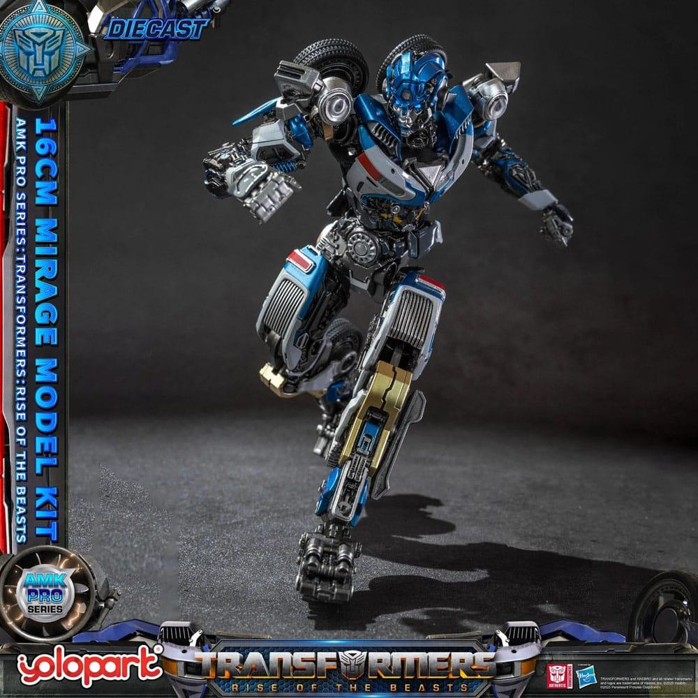 Ein blauer und silberner Transformer-Actionfigur steht auf einem dunklen Hintergrund.
