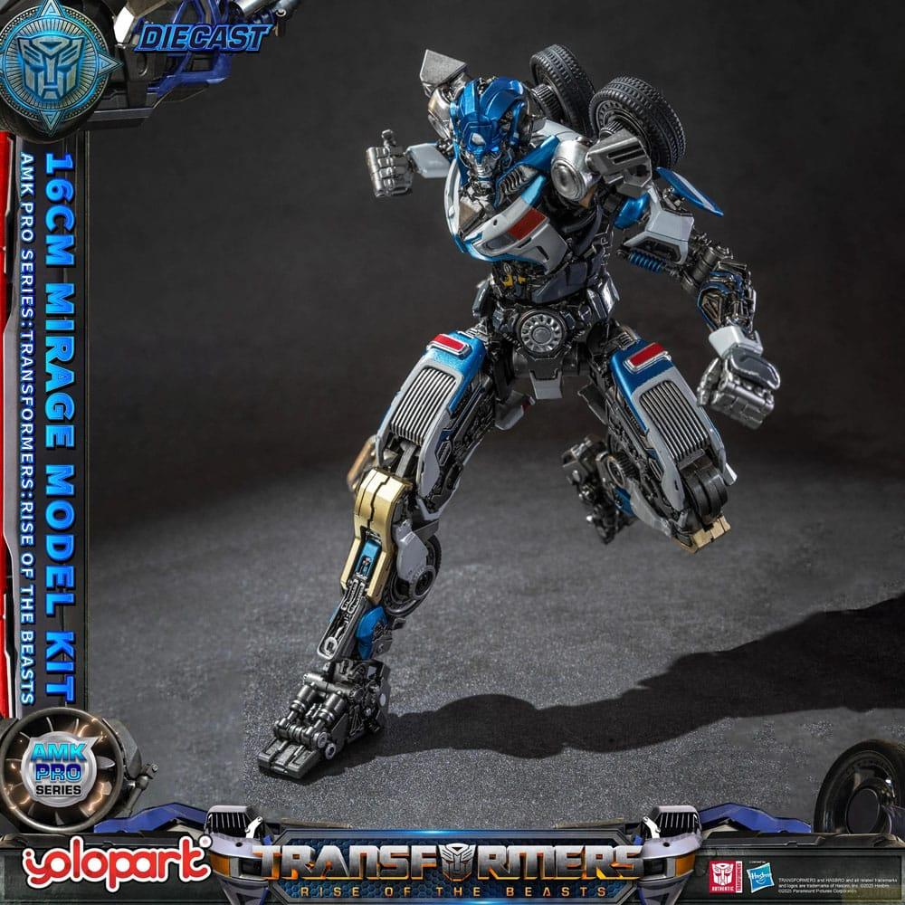 Eine blaue und silberne Transformer-Figur mit Rädern auf dem Rücken.