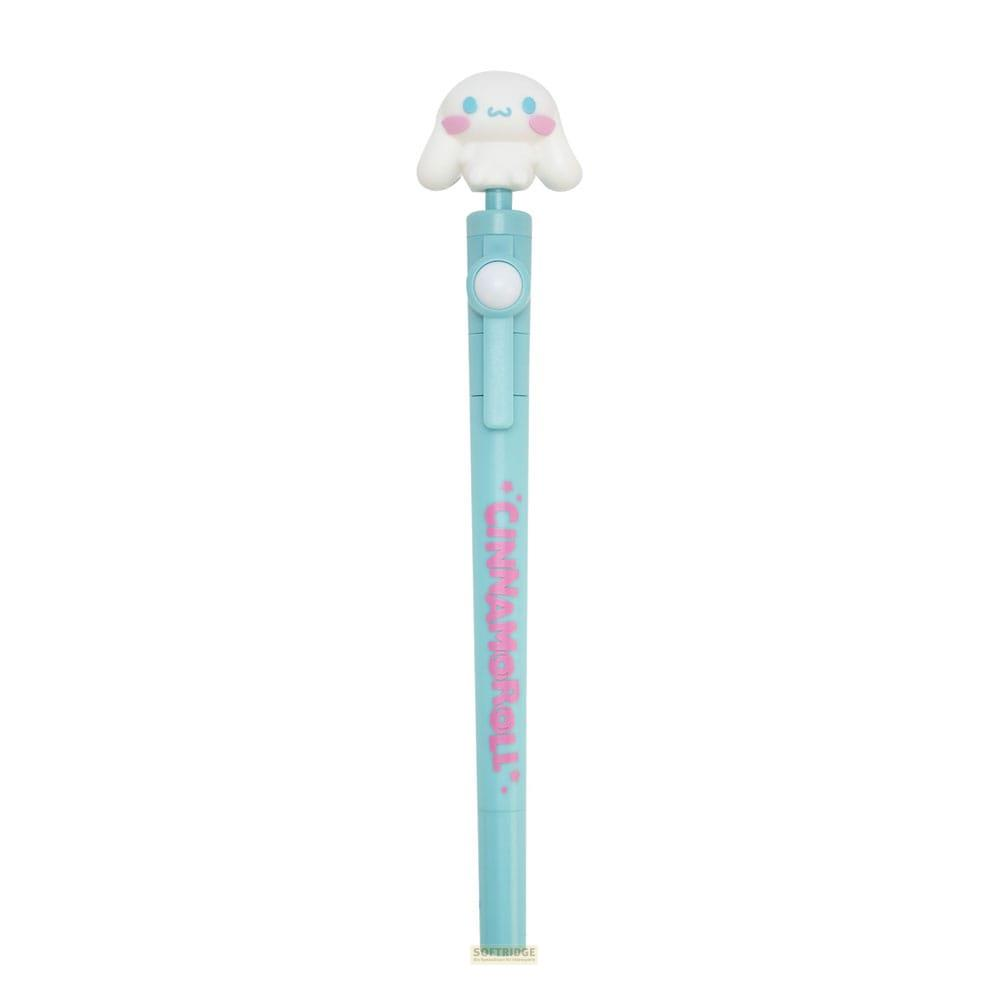 Ein hellblauer Stift mit einem weißen Cinnamoroll-Aufsatz und rosa Schrift.