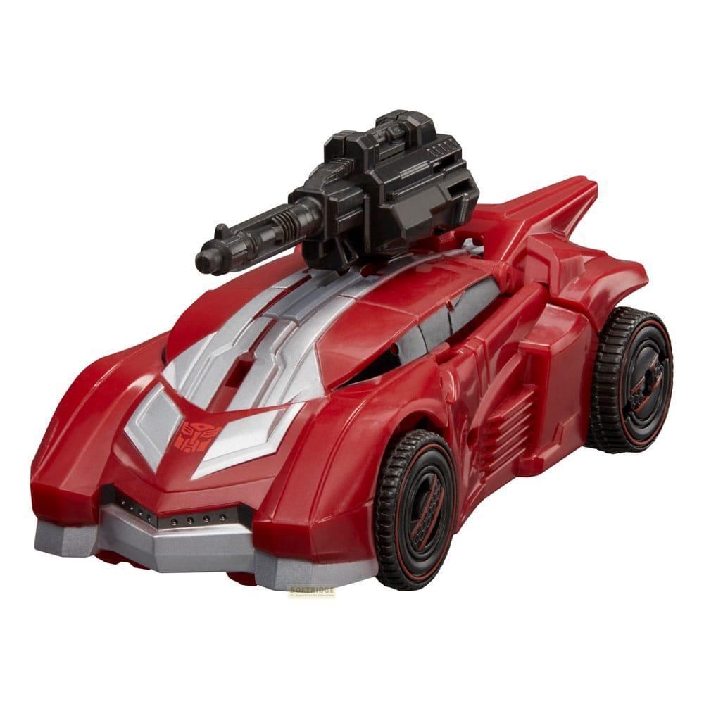 Une voiture jouet rouge avec un canon noir monté sur le toit.