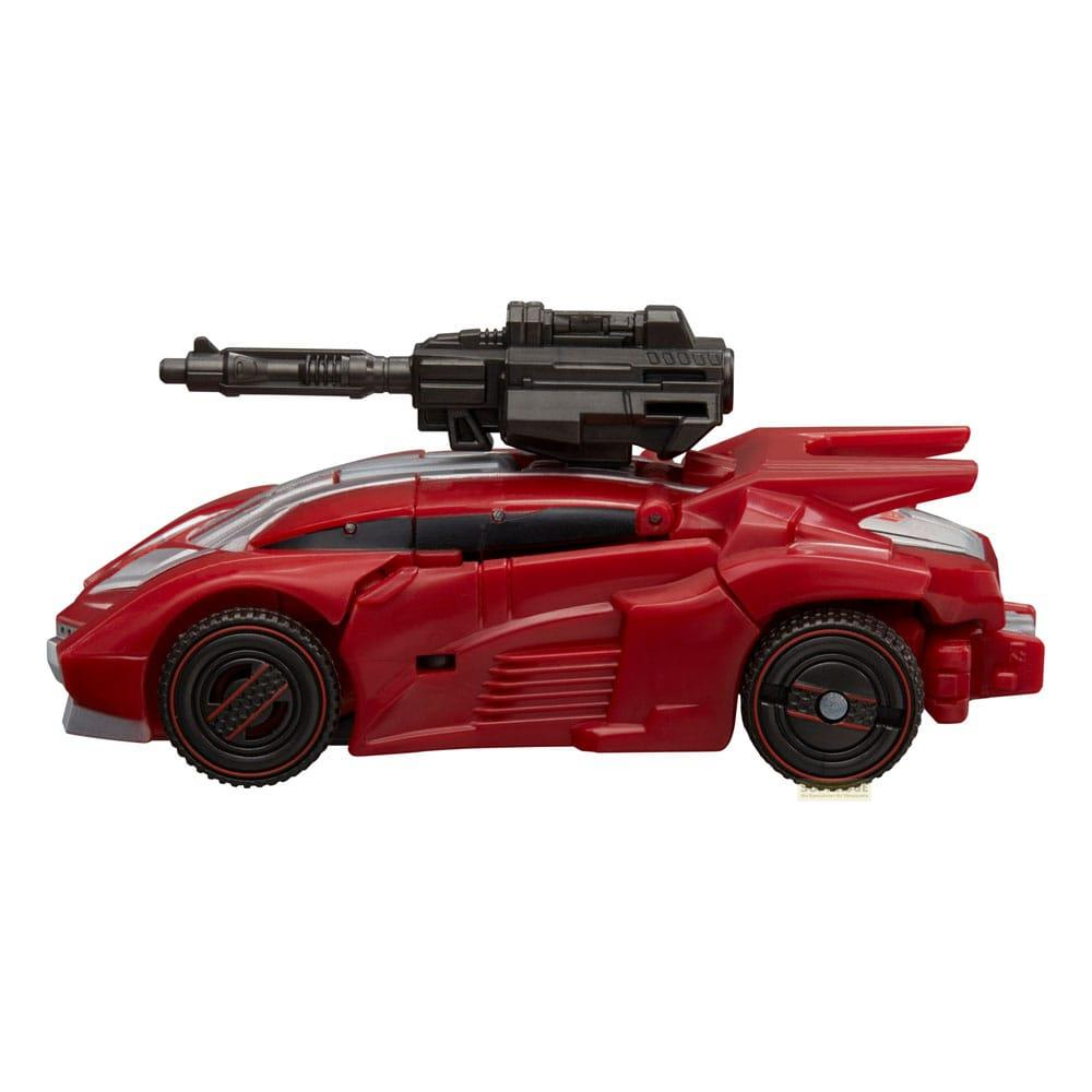 Voiture rouge avec arme noire sur le toit, fond blanc.