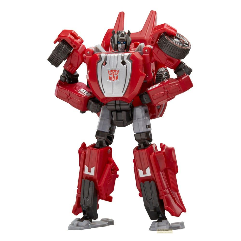 Une figurine robot rouge et grise avec un emblème argenté sur la poitrine.
