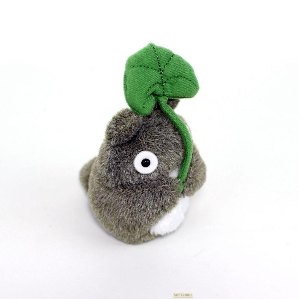 Totoro en peluche grise avec une feuille verte sur la tête et un ventre blanc.