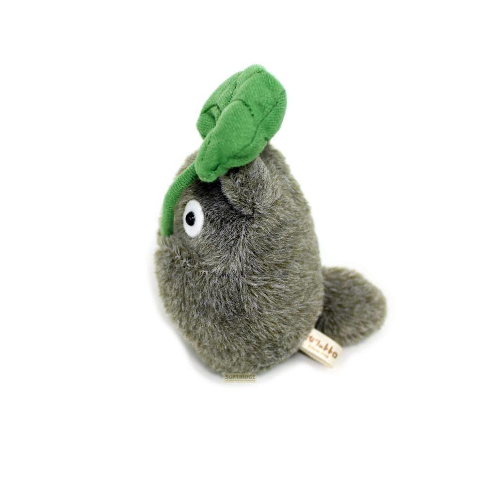 Un Totoro en peluche gris avec une feuille verte sur la tête.