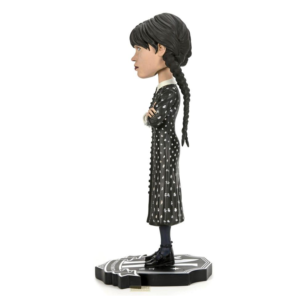 Figura de Wednesday Addams con vestido negro de puntos blancos.