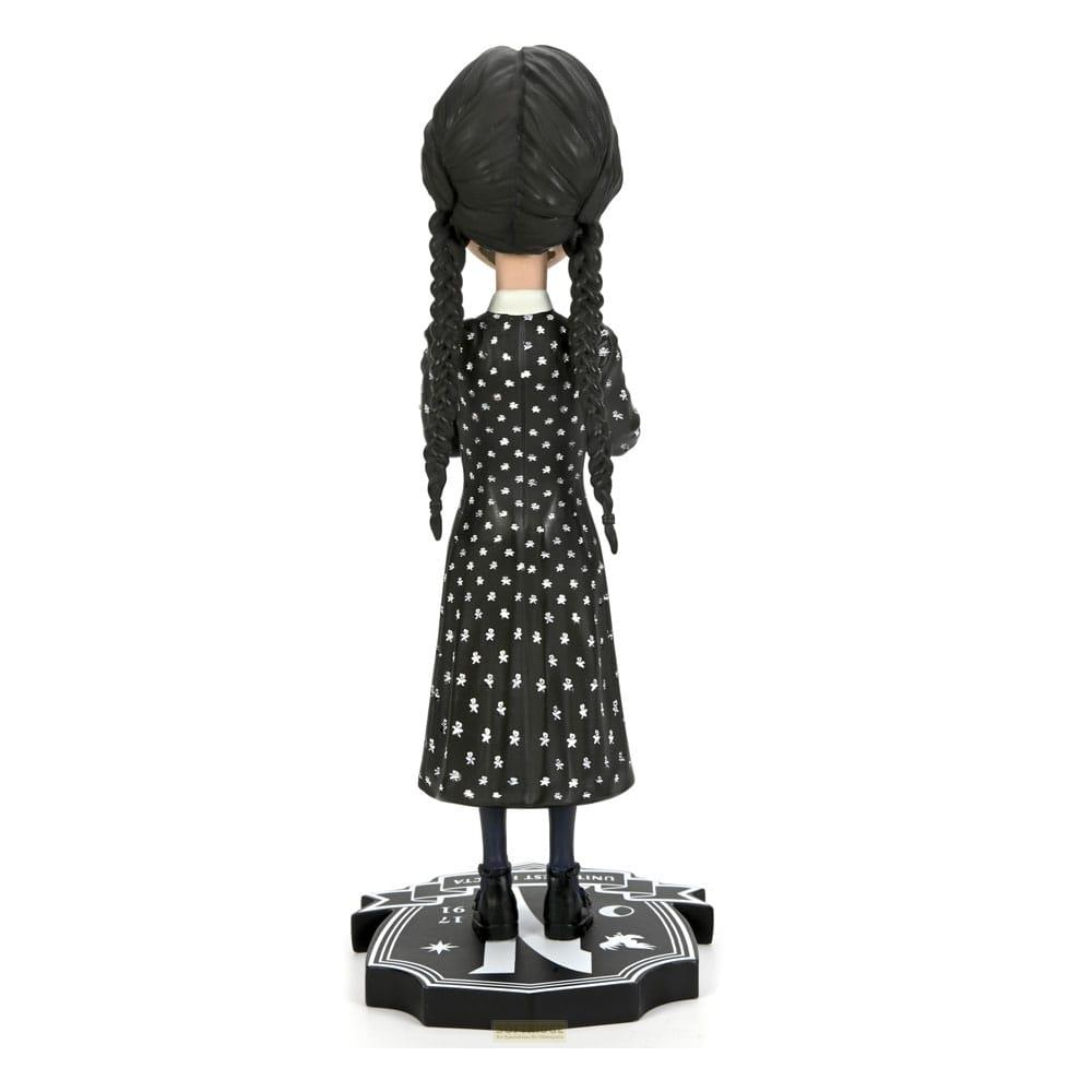 Una figura con coletas negras que lleva un vestido de lunares blancos y negros.