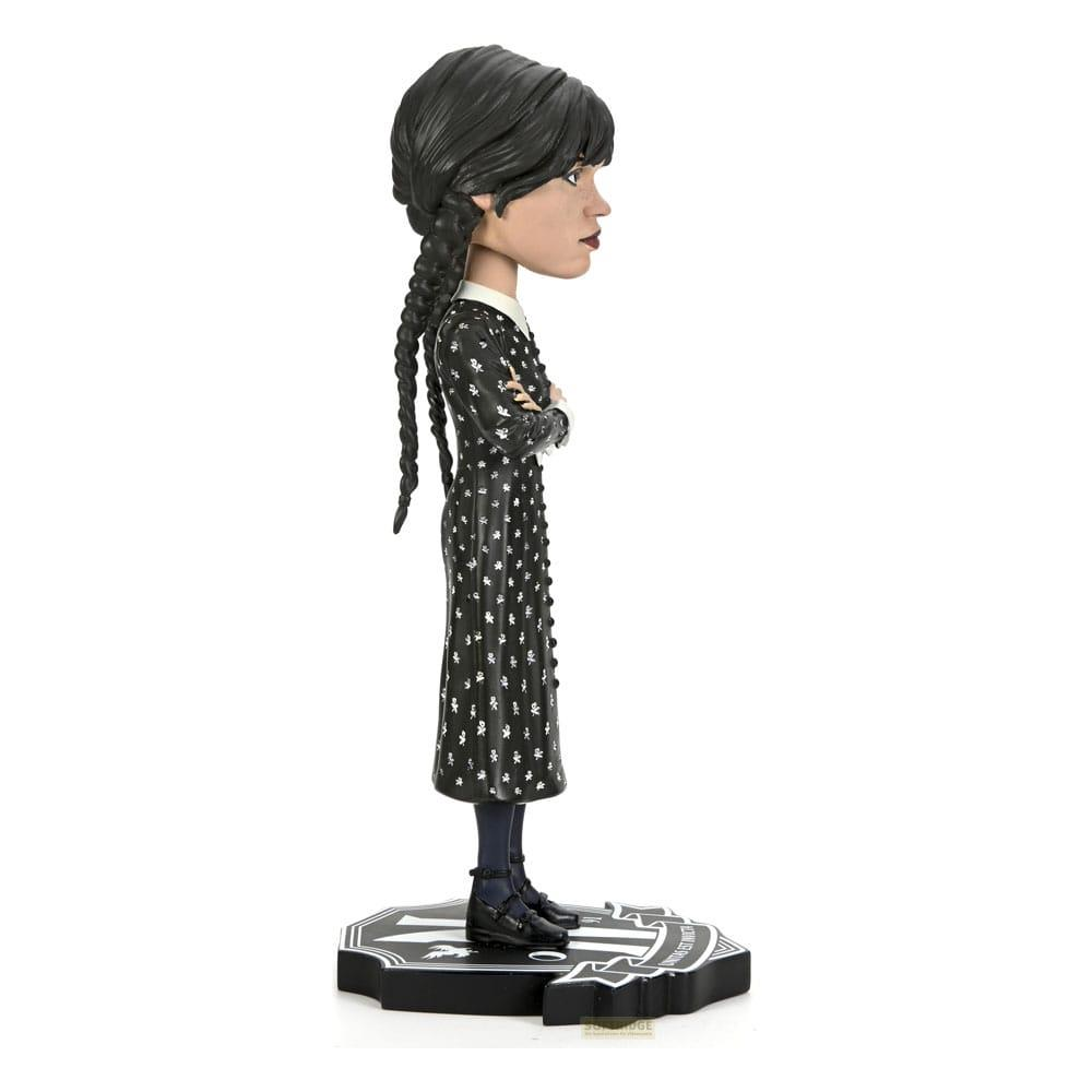 Figura de Wednesday Addams con pelo trenzado, vistiendo un vestido negro con estrellas blancas.