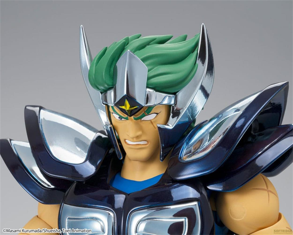 Un action figure con capelli verdi, elmo d'argento e armatura scura.