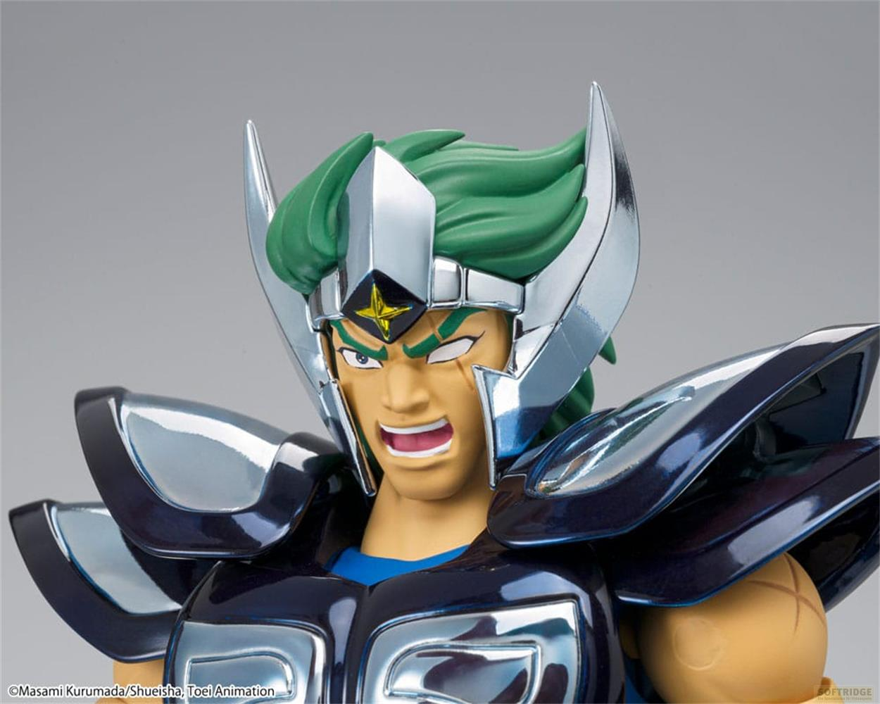 Un personaggio anime con capelli verdi, armatura argentata e colletto blu.