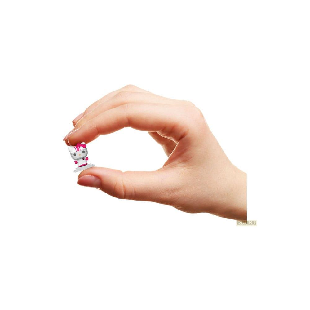 Una pequeña figura de Hello Kitty se sujeta entre el pulgar y el índice.