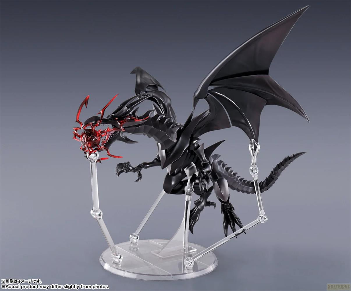 Figura di drago nero con accenti rossi su un supporto.