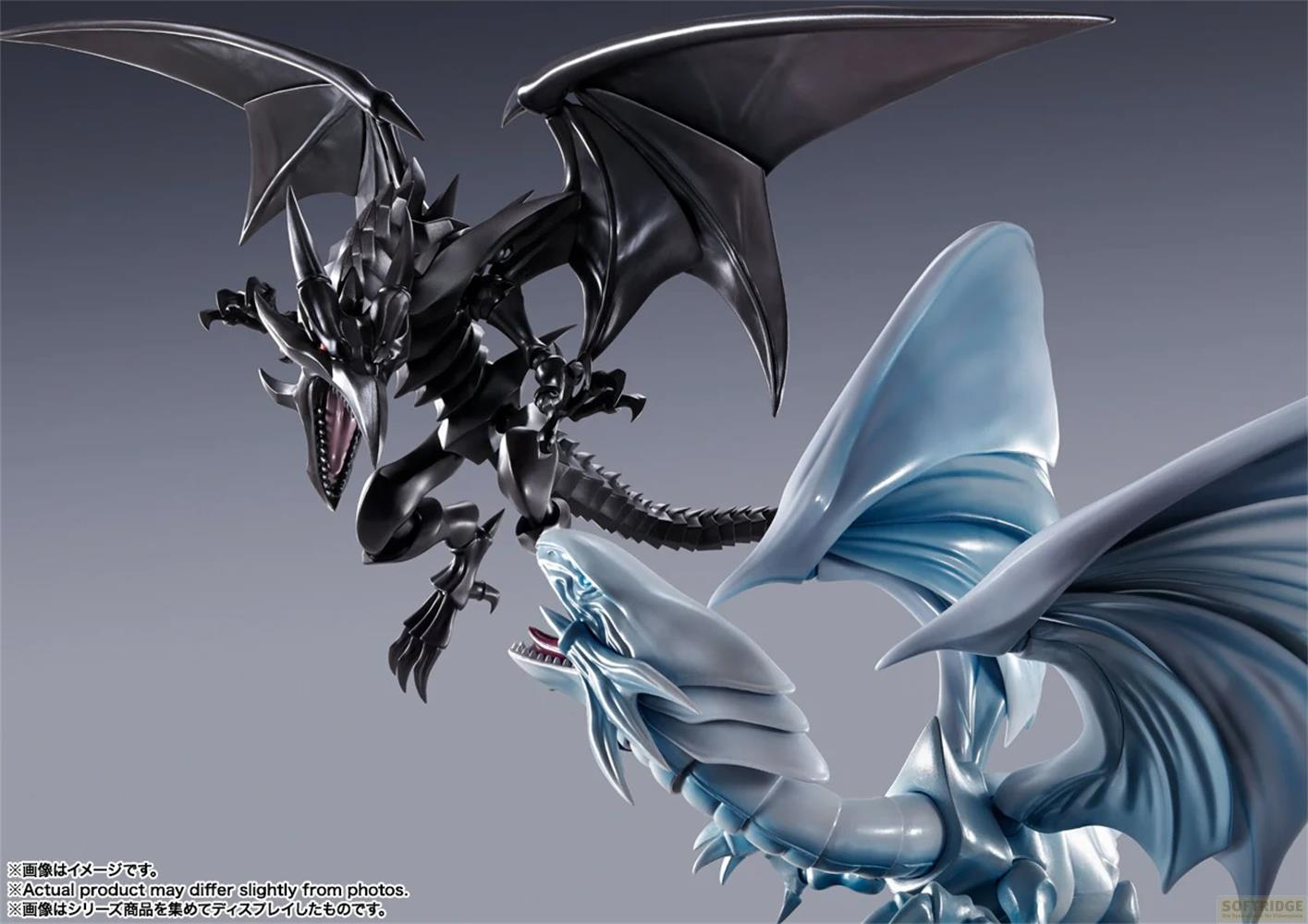 Un drago nero e uno blu sono posizionati uno accanto all'altro.