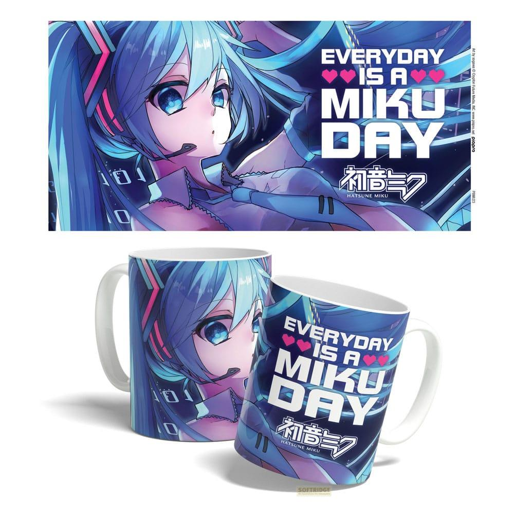 Anime-Mädchen mit blauen Haaren und Kopfhörern auf einer Tasse und einem Poster.