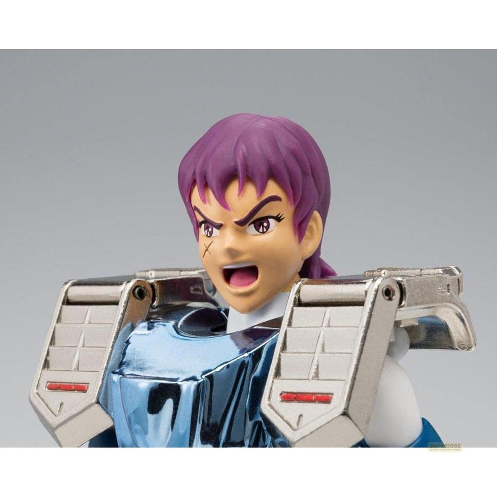 Una action figure con capelli viola e corazza blu lucida.