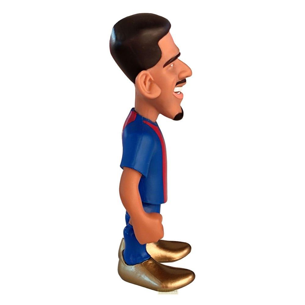 Una figura de dibujos animados de un hombre con camiseta azul y rayas rojas y zapatos dorados.