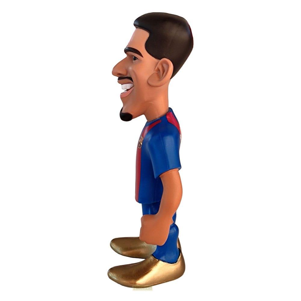 Una figura de caricatura de un futbolista con camiseta azul y roja y zapatos dorados.