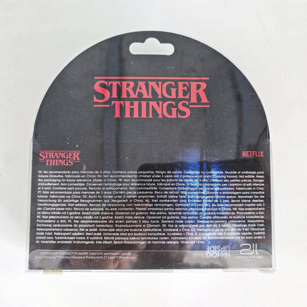 Stranger Things Netflix-Verpackung mit Warnhinweisen in mehreren Sprachen.