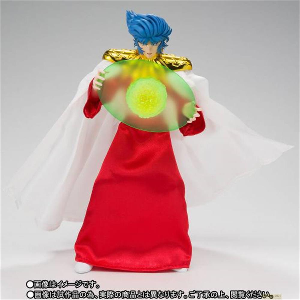 Una figura con capelli blu, vestito rosso, mantello bianco e armatura dorata tiene un disco luminoso.