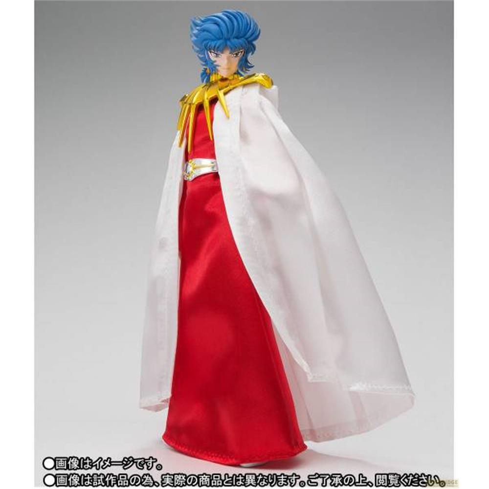 Una action figure con capelli blu, vestito rosso e mantello bianco.