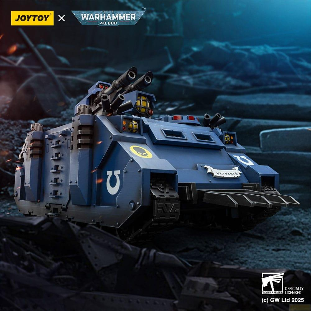 Un carro armato blu di Warhammer 40.000 con armi e emblema Ultramar.