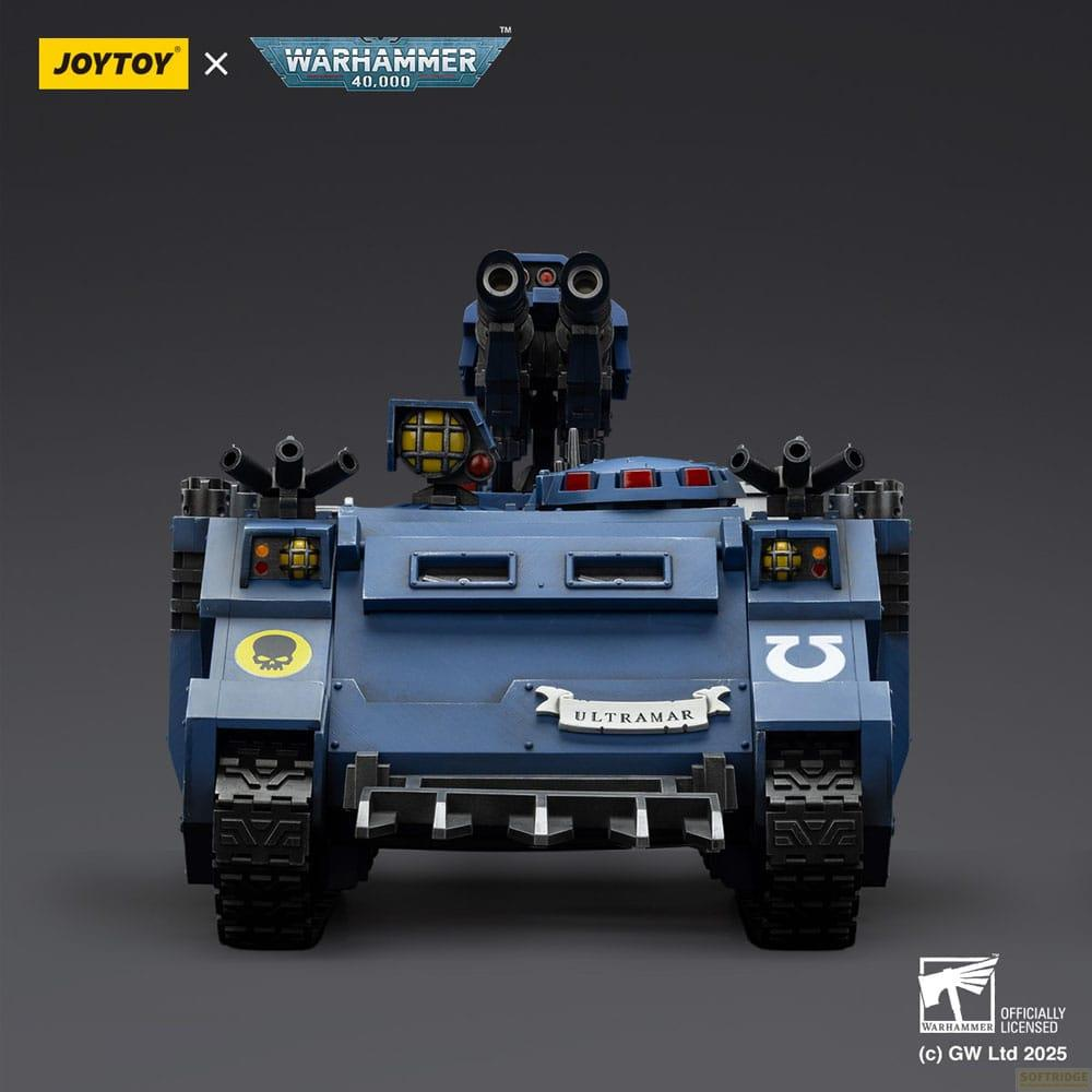 Carro armato blu Warhammer 40.000 con insegna "Ultramar" e armi.