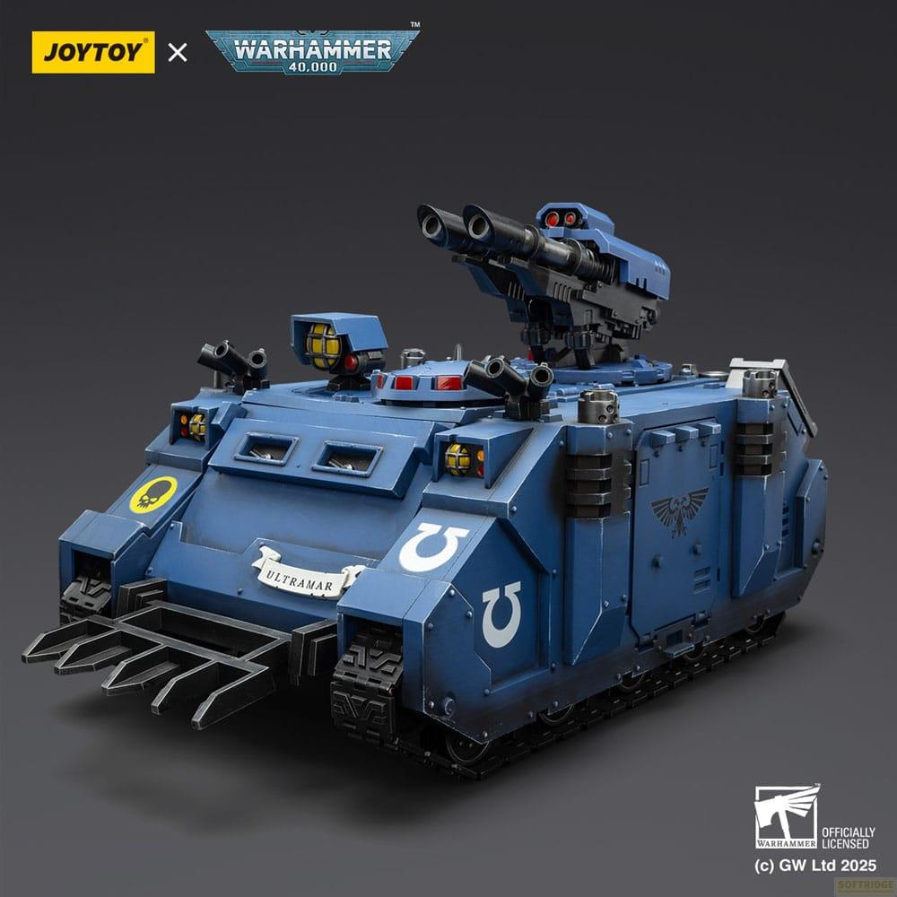 Carro armato blu Warhammer 40k con cannoni gemelli e simboli.