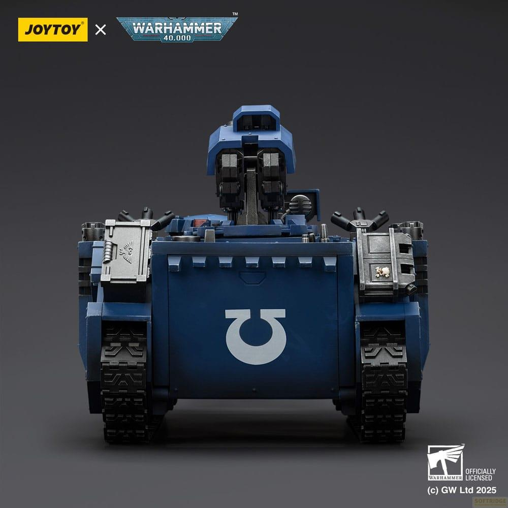 Un carro armato blu di Warhammer 40.000 con ruote e armi. A sinistra c'è un logo Joytoy.